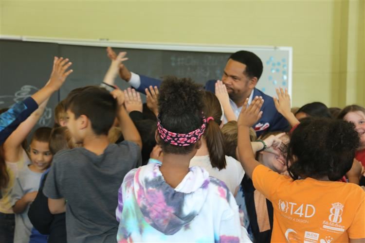 Mayor receives high fives from students
