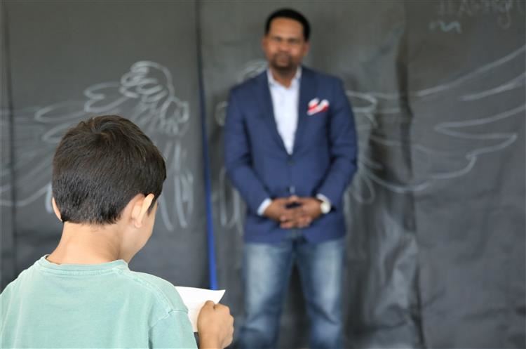 student asking question to the mayor