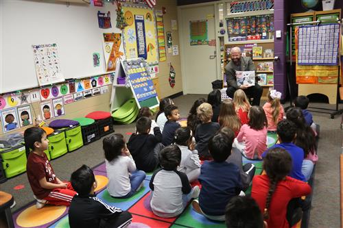 Dr. Sparlin reading in Spanish to class