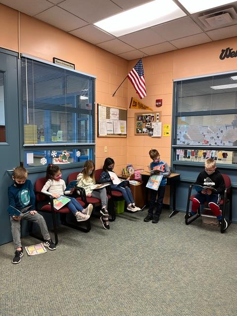 1R Reading Many Kinds of Birds to the Office